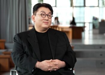 HYBE’s Bang Si-hyuk Spends Nearly 14 Hours Questioned Over IPO Allegations — But Says Nothing